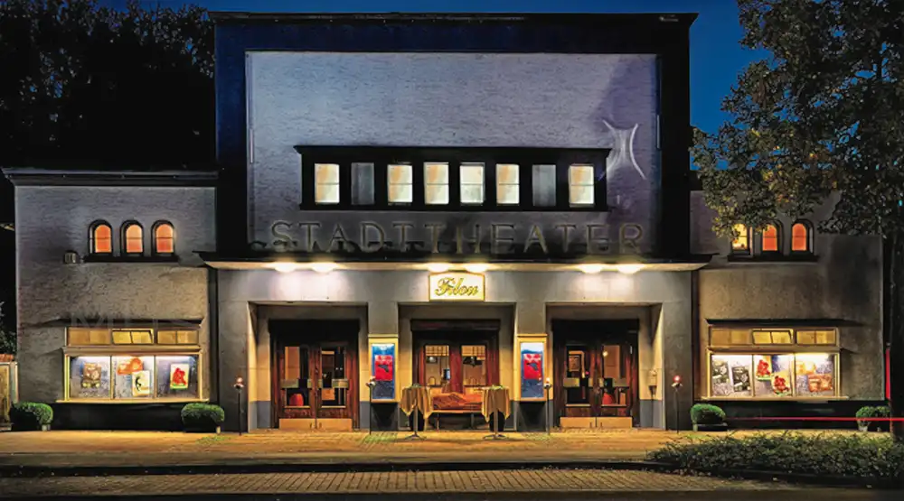 Filou Stadttheater Beckum - Aussenansicht bei Nacht